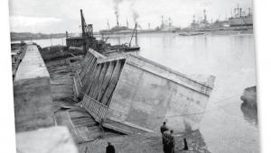 Zatapianie betonowych kesonów podczas budowy portu w Gdyni, lata 30. fot. Archiwum Państwowe w Gdańsku