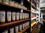 Klient ogląda towar w restauracji Starbucks w Szanghaju, Chiny. Starbucks wprowadza coraz szerszą ofertę po tym, jak zanotował większy niż przewidywany wzrost sprzedaży kawy Via.